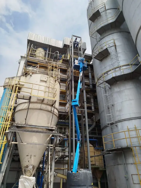 Tolva de proceso y plataforma de trabajo en planta industrial