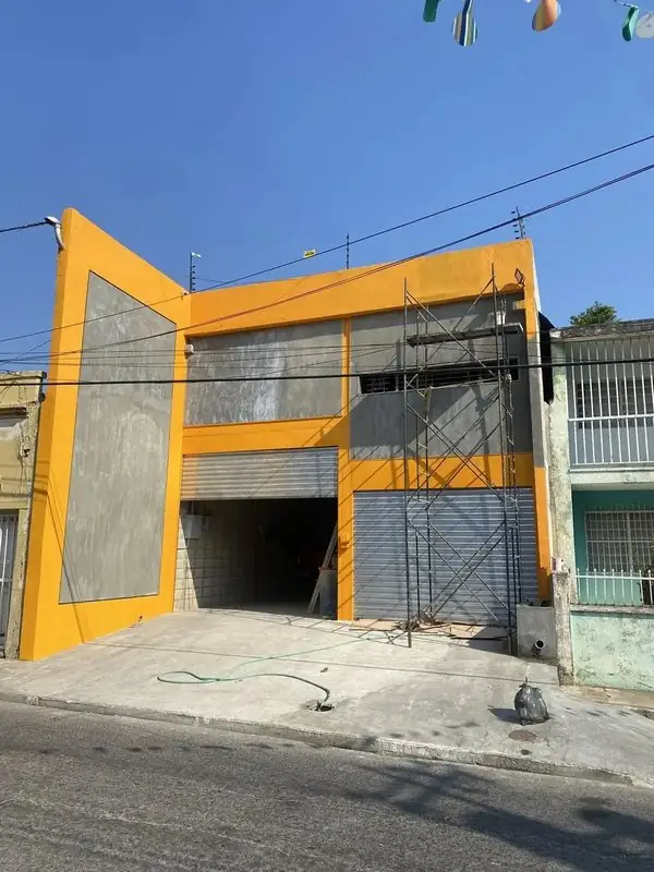 Local comercial con fachada naranja en proceso de adecuación