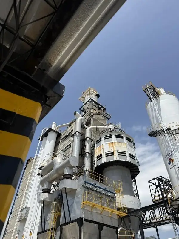 Vista de silos, tuberías y pasarelas de mantenimiento en planta