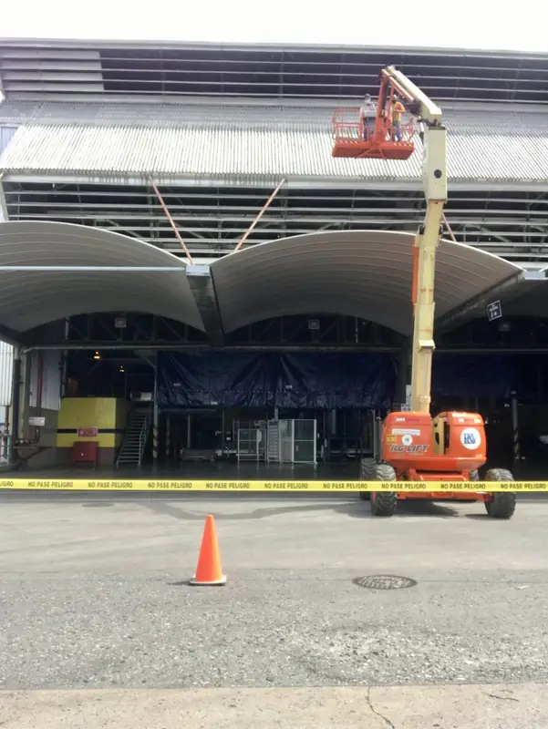Plataforma elevadora interviniendo la fachada de una nave industrial